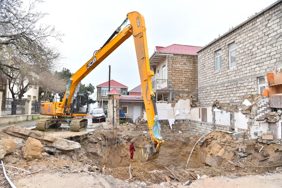 ADSEA: В Баку снесен дом, построенный над коллектором