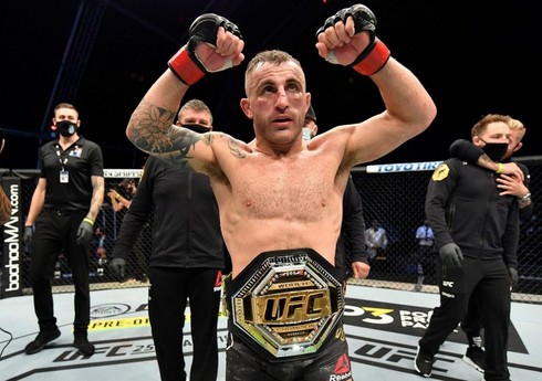 Александр Волкановски вернул себе чемпионский пояс UFC