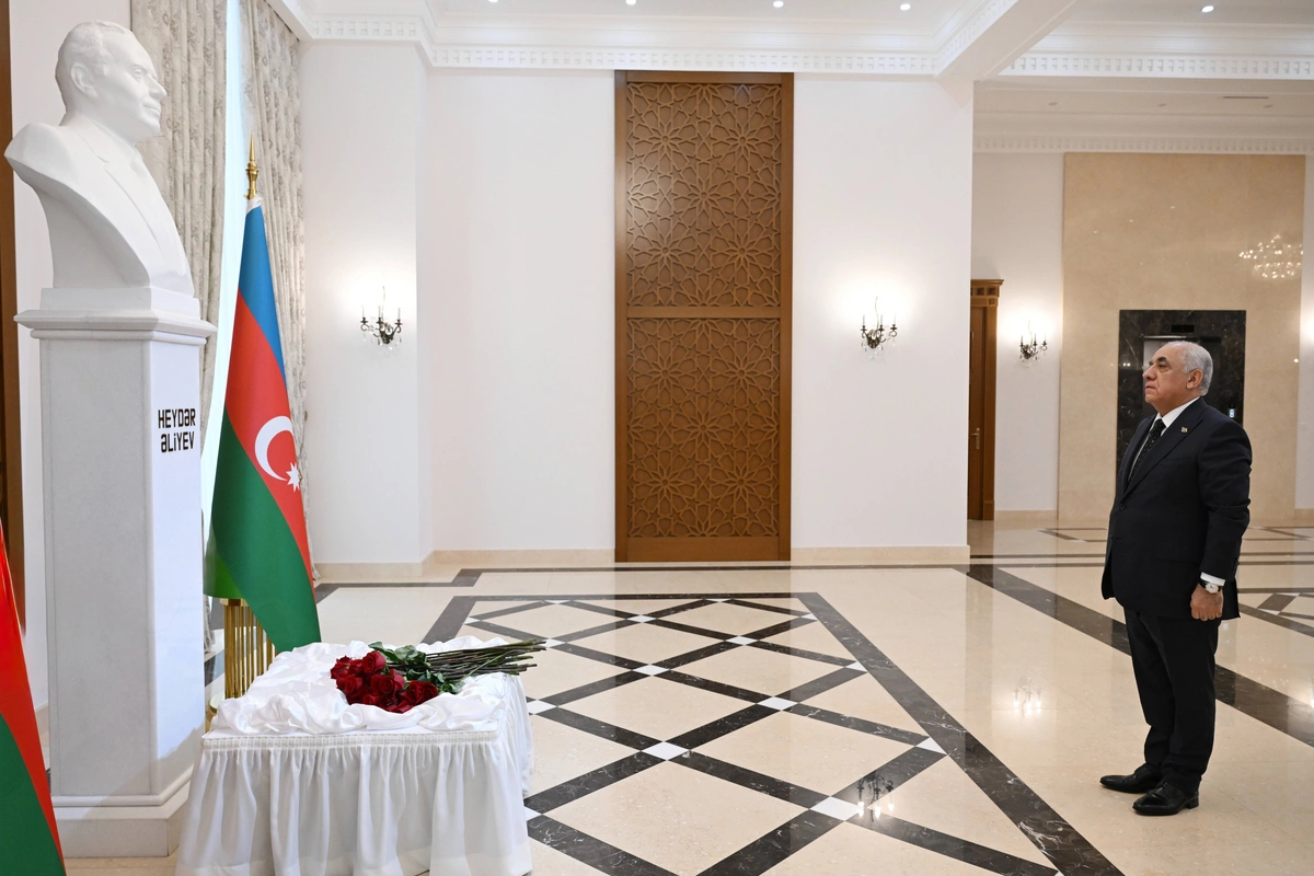 Али Асадов почтил память Гейдара Алиева в Туркменистане