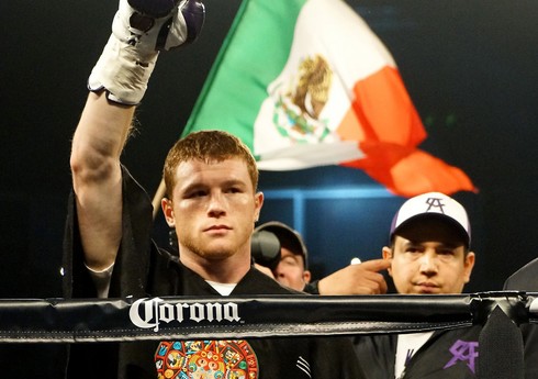 Альварес защитил три титула чемпиона мира по боксу