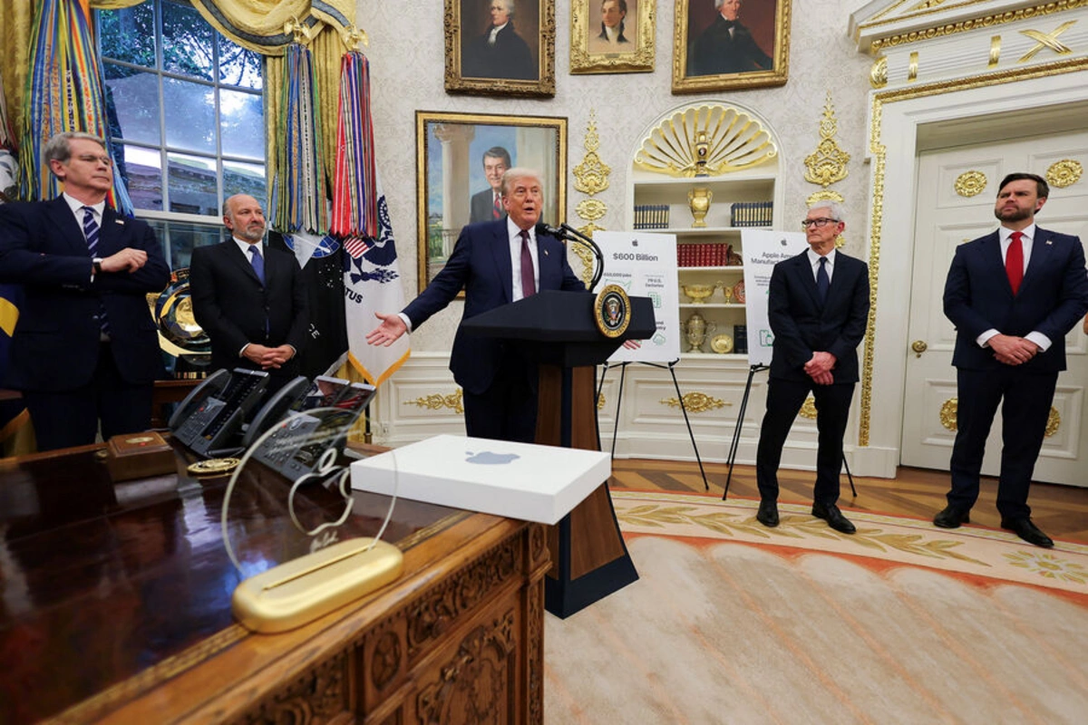 Apple подарила Дональду Трампу американский кусок стекла