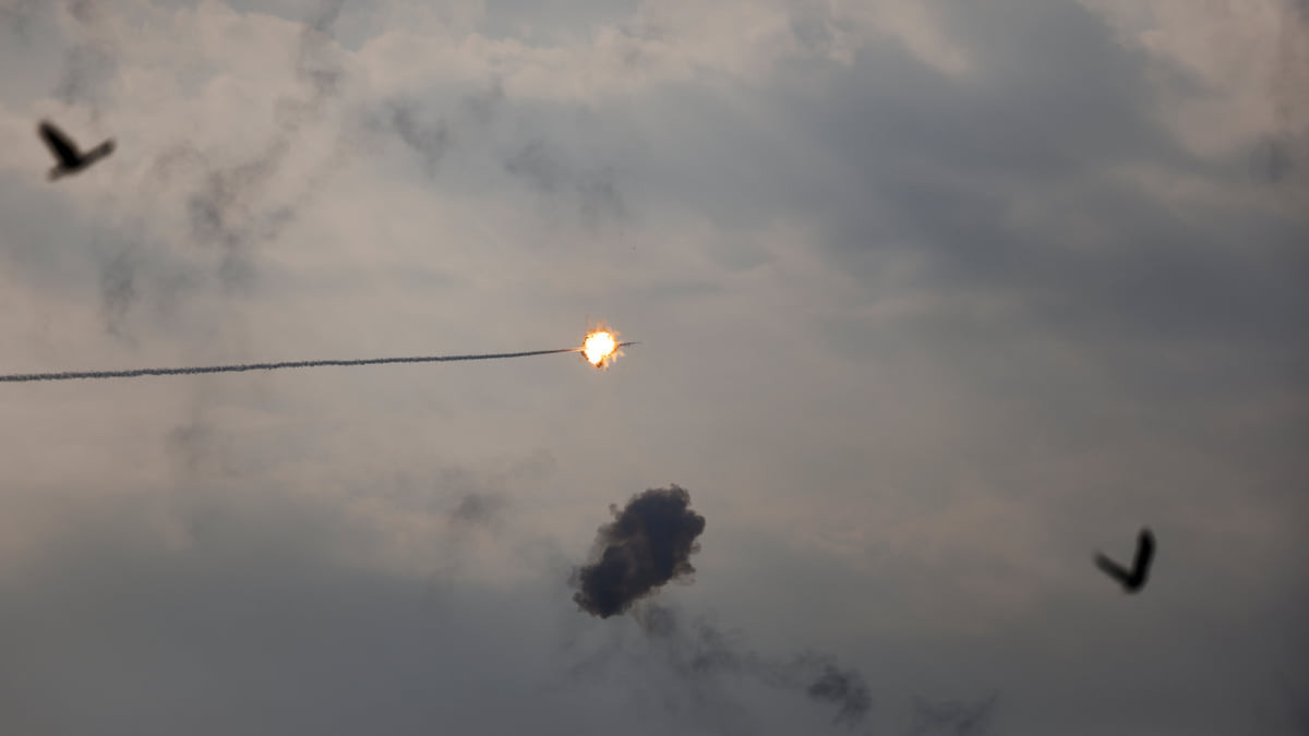 Армия Израиля заявила об ударах по 180 объектам "Хезболла" в Ливане