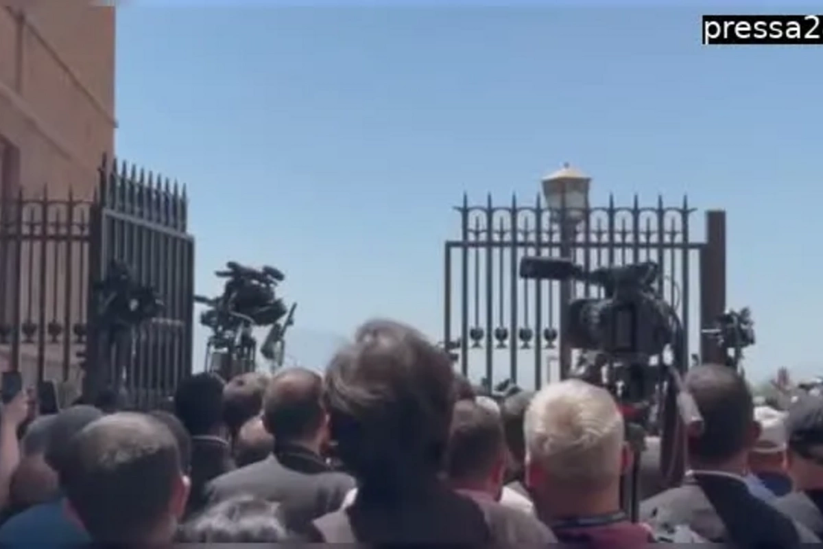 Армянским силовикам дали приказ покинуть Эчмиадзин