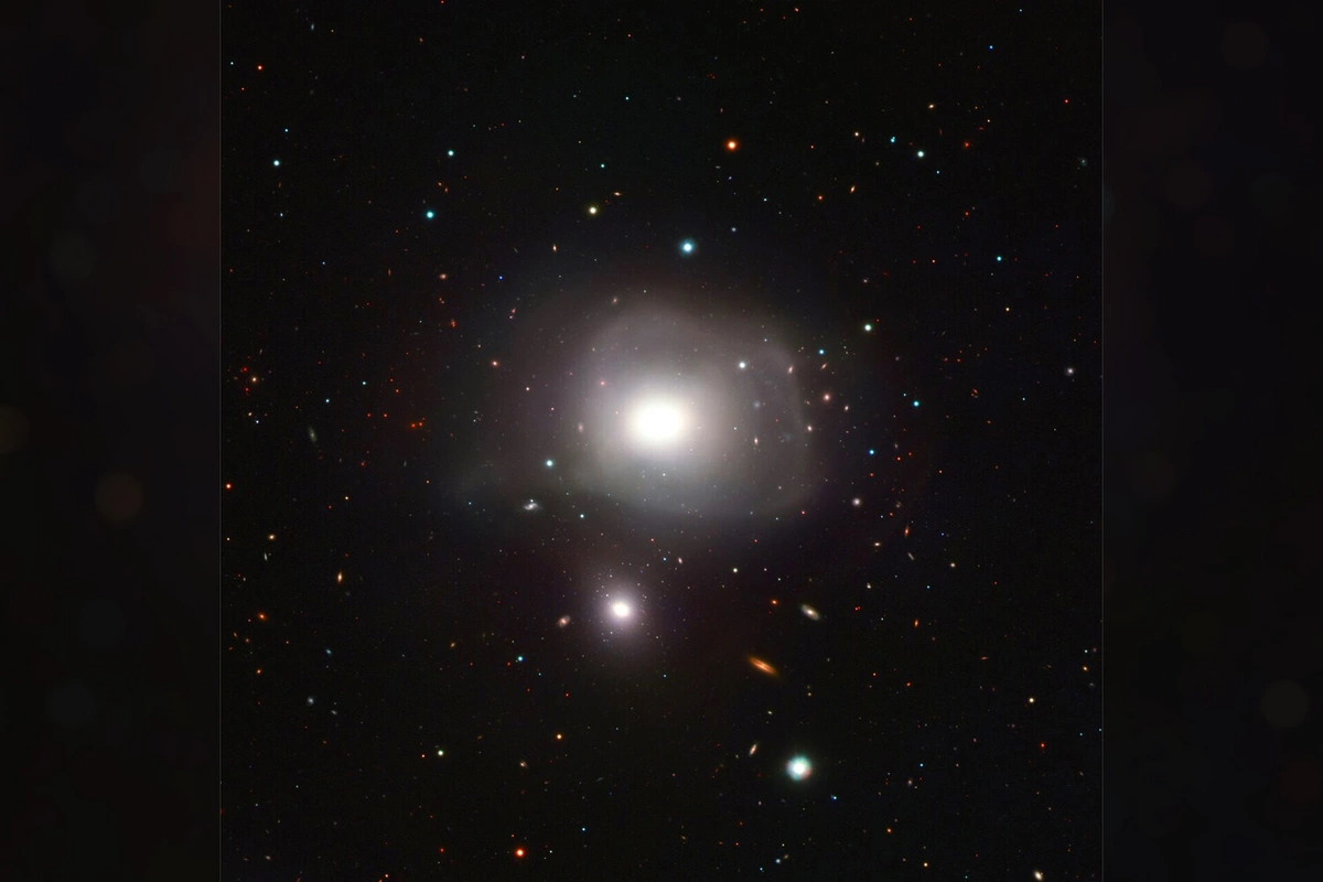 Астрономы показали странную галактику, оказавшуюся космическим "каннибалом"