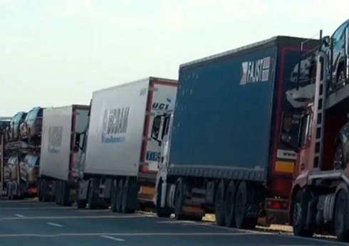 AYNA: На таможенном посту "Красный мост" скопилось около 200 грузовых автомобилей