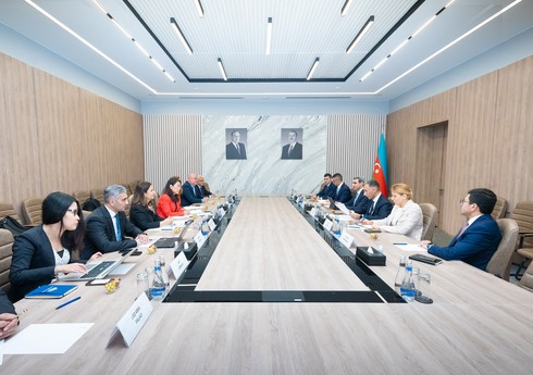 Азербайджан обсудил с АБР меры поддержки развития железных дорог и метро