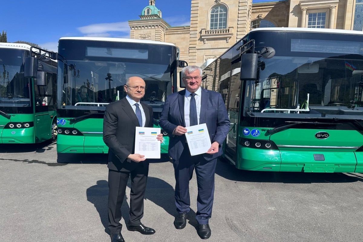 Азербайджан передал Украине в качестве гуманитарной помощи 5 пассажирских автобусов