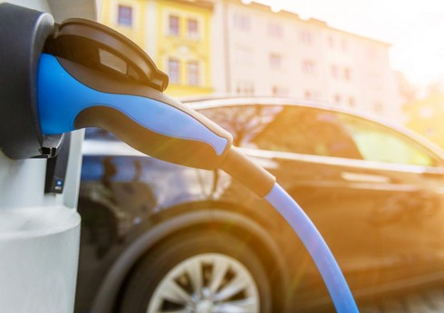 Азербайджан возобновил закупку электромобилей из Чехии