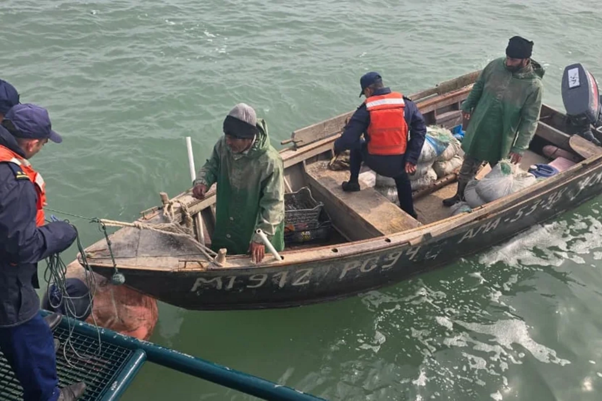 Азербайджанские пограничники спасли двух рыбаков в Каспийском море