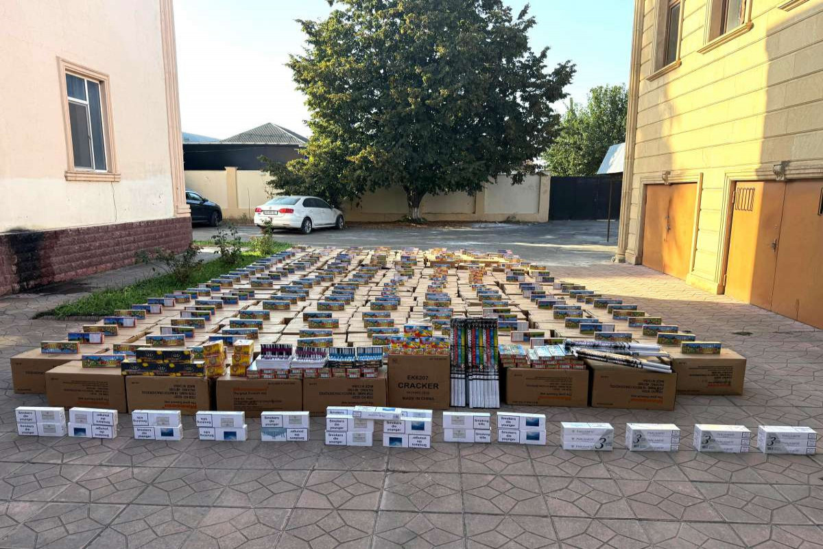 Азербайджанские таможенники выявили крупную партию пиротехнических средств и табачной продукции