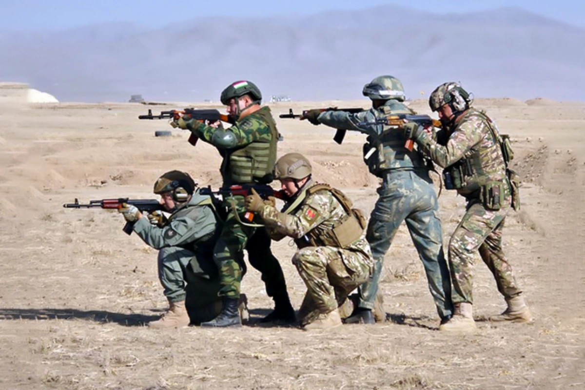 Азербайджанские военные отрабатывают охрану границы на совместных учениях в Самарканде