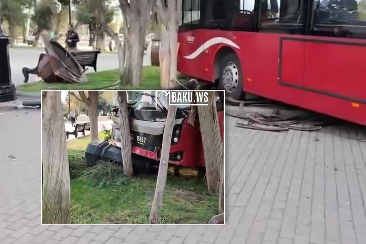 Baku Bus въехал на территорию бульвара, повалил деревья и рекламный щит