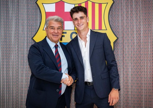 "Барселона" подписала контракт с нападающим "Жироны"