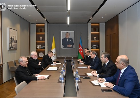 Байрамов обсудил вопросы региональной и международной безопасности с представителем Ватикана