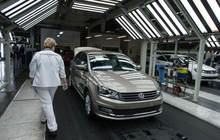 Bloomberg: Volkswagen может сократить более 15 тыс. сотрудников