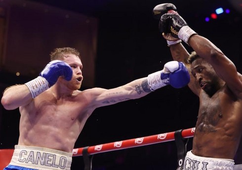 Боксер Сауль Альварес вернул звание абсолютного чемпиона мира