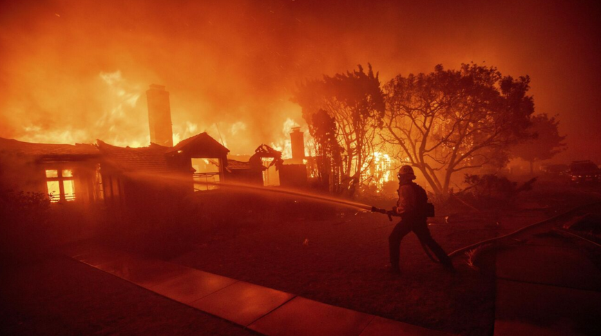 Более 150 тыс. жителям Лос-Анджелеса предписали эвакуироваться из-за пожаров