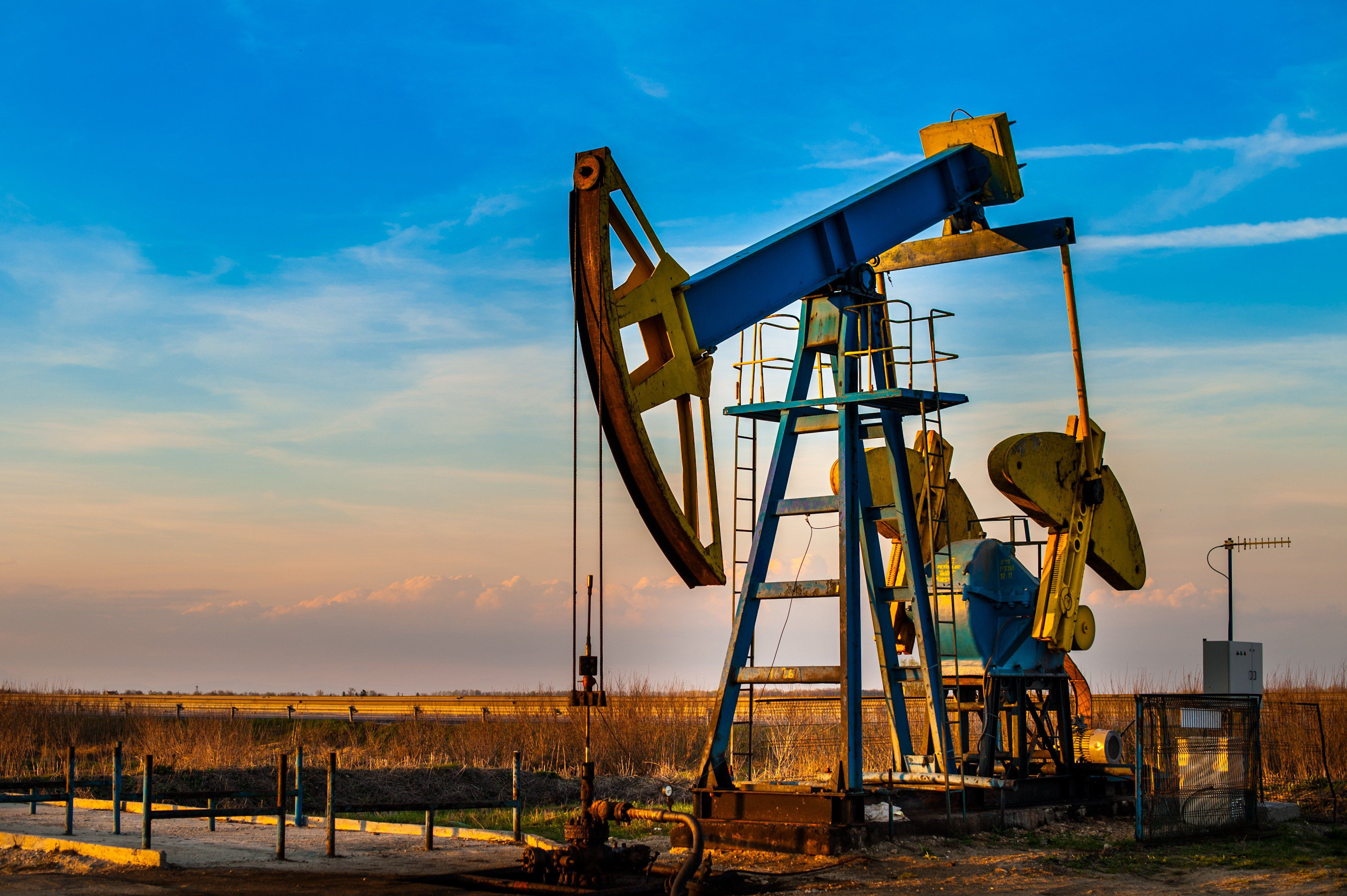 Цена азербайджанской нефти упала ниже 83 долларов