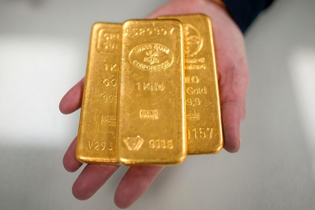 Цена на золото опустилась ниже 5 000 долларов