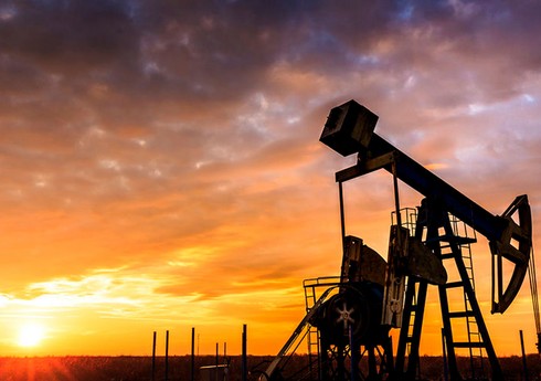 Цены на нефть продолжают расти на опасениях по поводу поставок