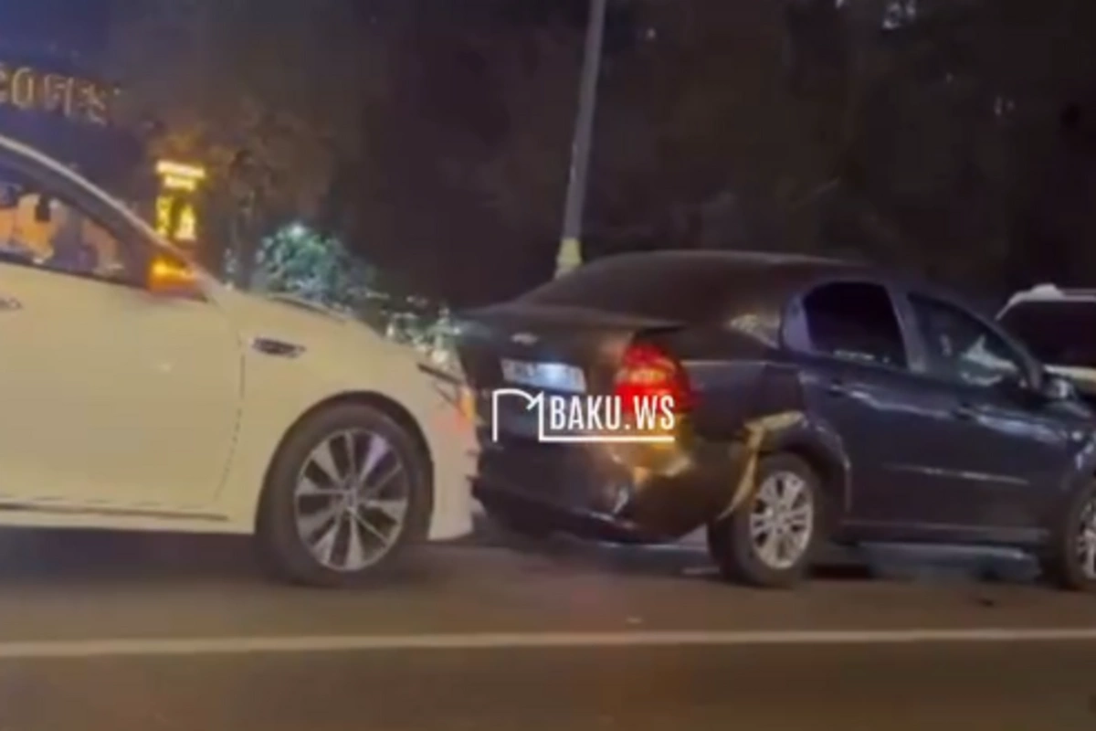 Цепная авария в Баку — столкнулись три автомобиля