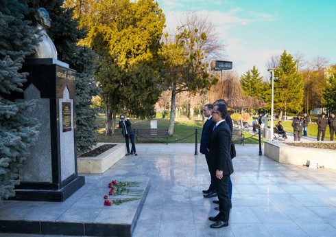 Делегация Госкомитета посетила памятник Гейдару Алиеву в Бухаресте