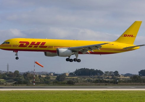 DHL приостанавливает отправления в США стоимостью более $800