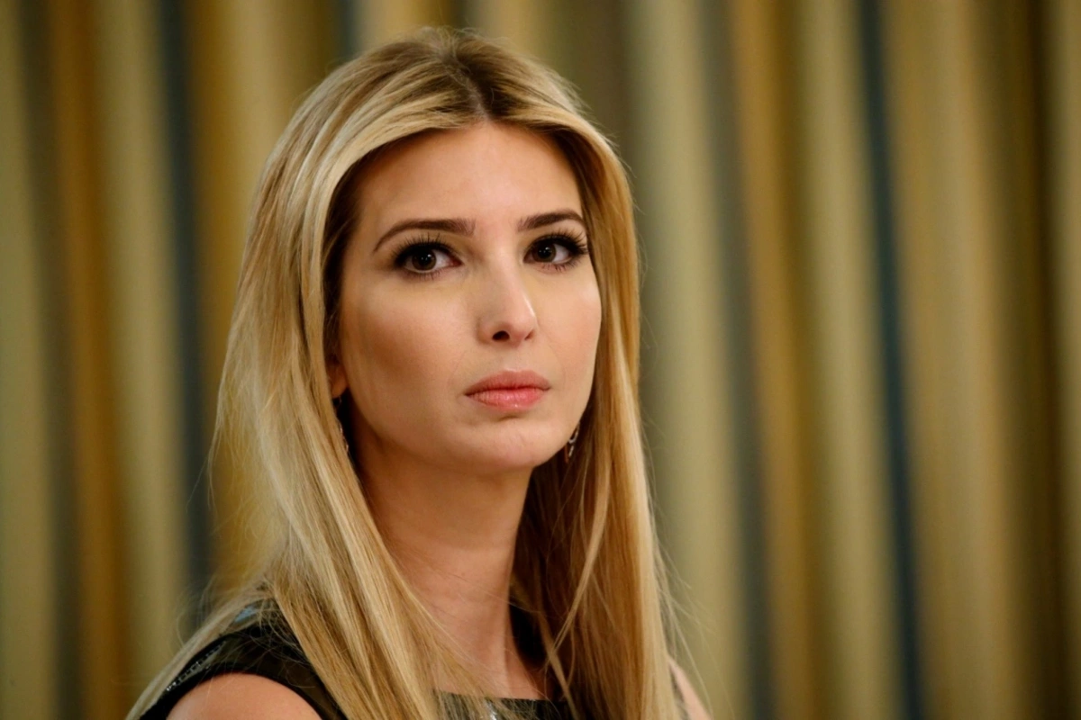 Дочь Трампа засняли в купальнике во время серфинга