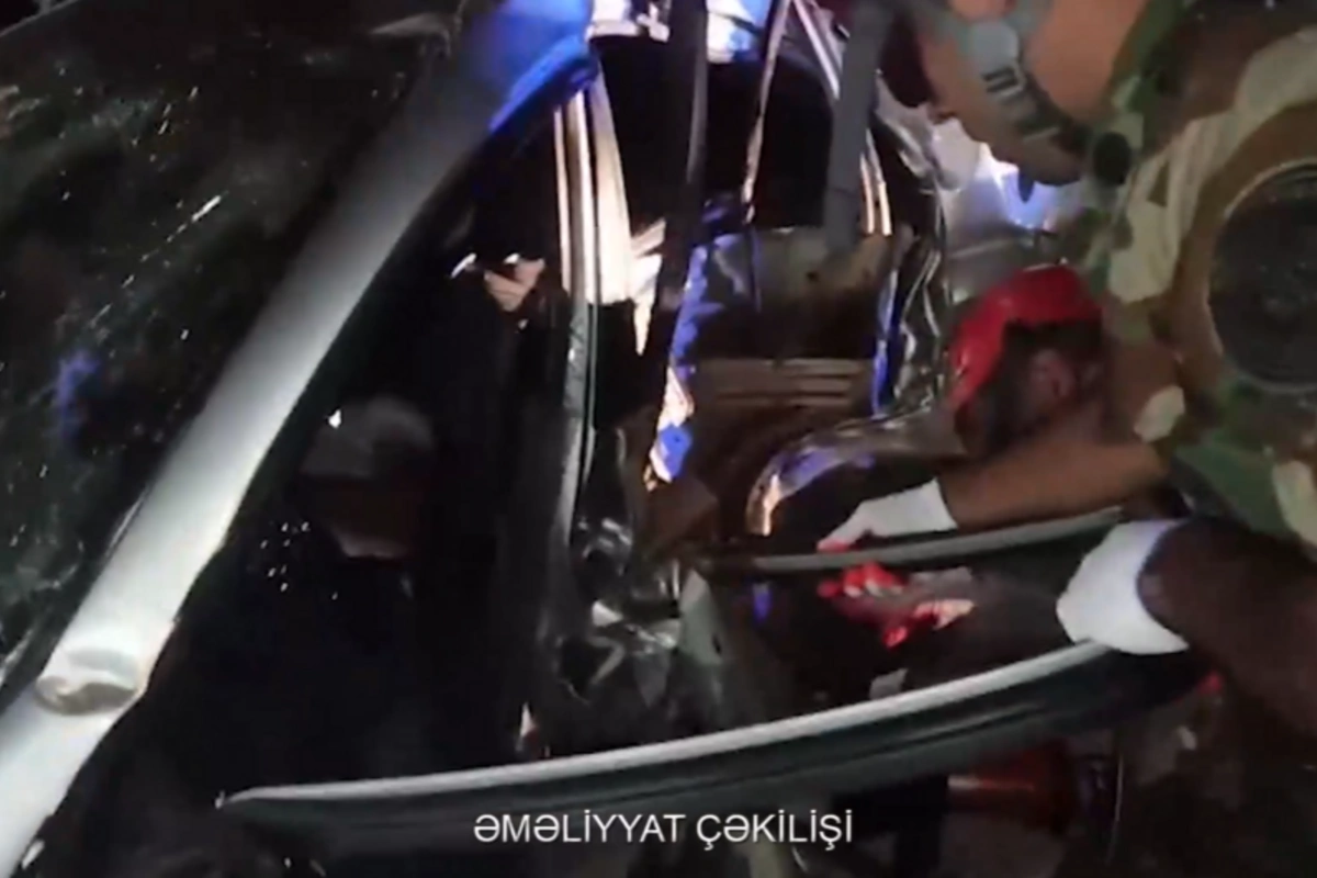 ДТП в Хачмазе: водитель оказался зажатым в разбитом автомобиле