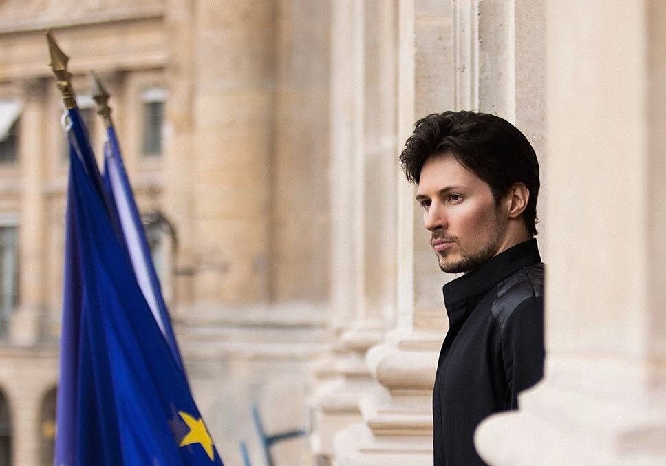 Дурова заметили гуляющим по Парижу с девушкой