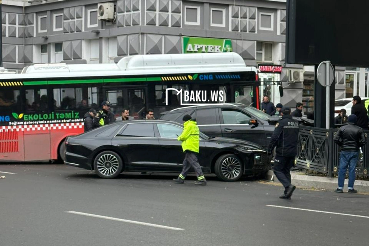 Двойное ДТП в центре Баку: два автомобиля столкнулись и врезались в ограждение