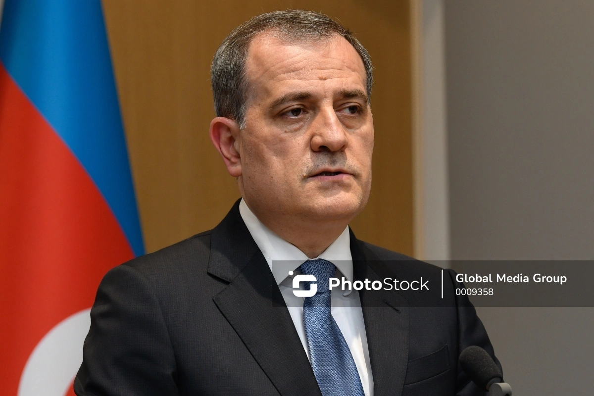 Джейхун Байрамов поздравил сотрудников дипслужбы с профессиональным праздником