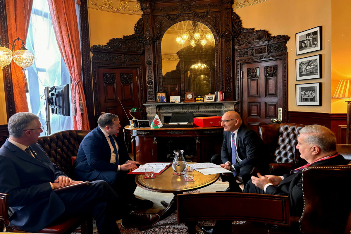 Эльчин Амирбеков встретился с советником по национальной безопасности Великобритании
