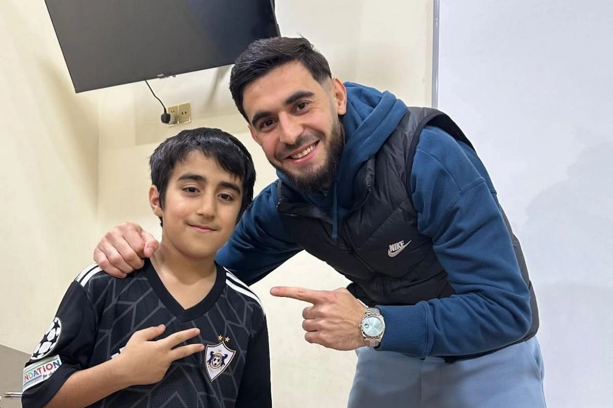 Эльвин Джафаргулиев встретился с Акбаром, который один смотрел матч "Карабаха" в приюте