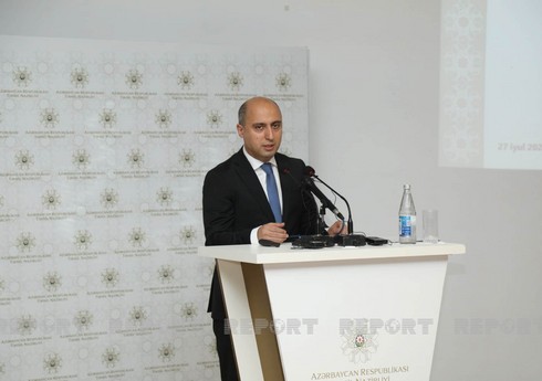 Эмин Амруллаев прокомментировал заявления о сборе денег в школах