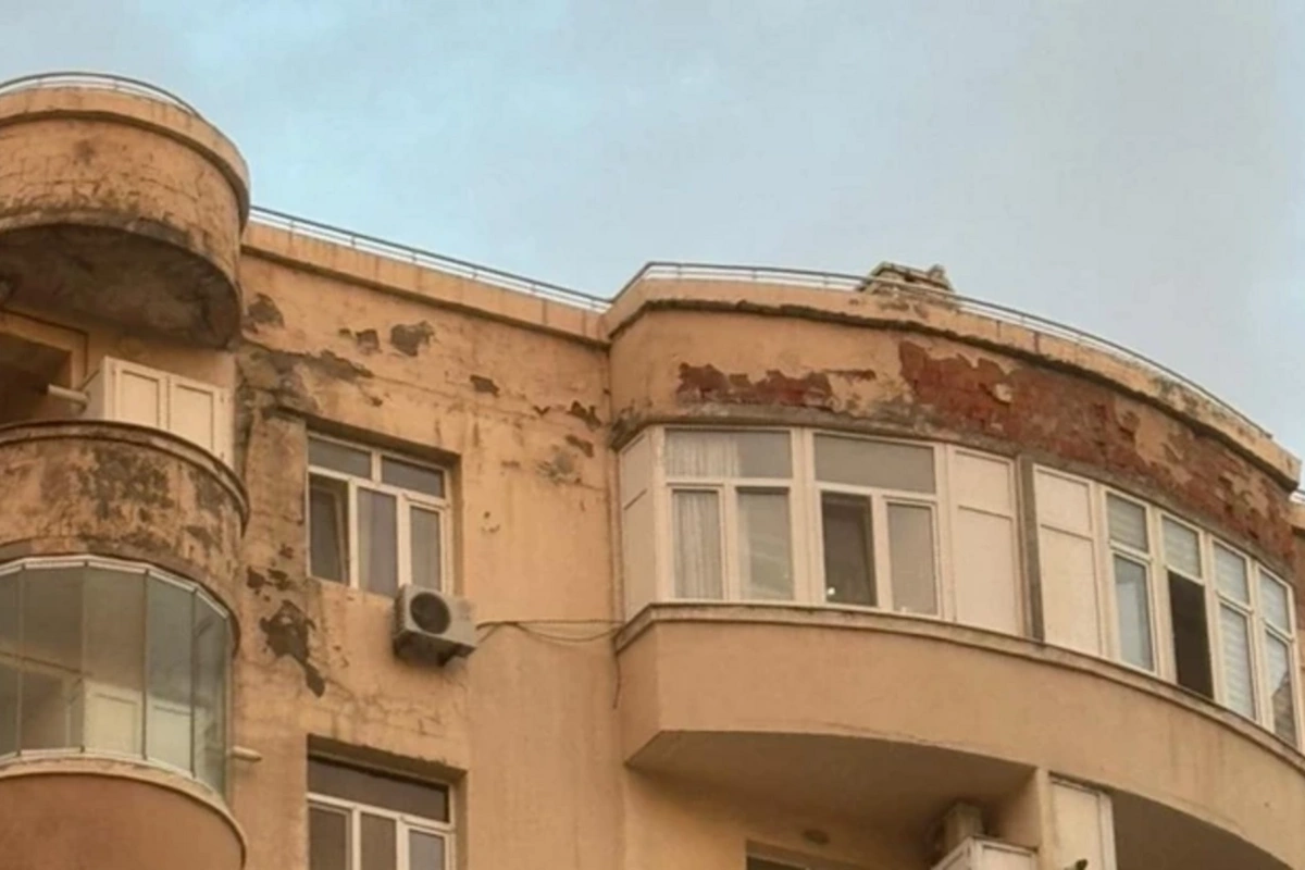 Еще одно здание на Ясамале под угрозой: жильцы жалуются на управляющую компанию
