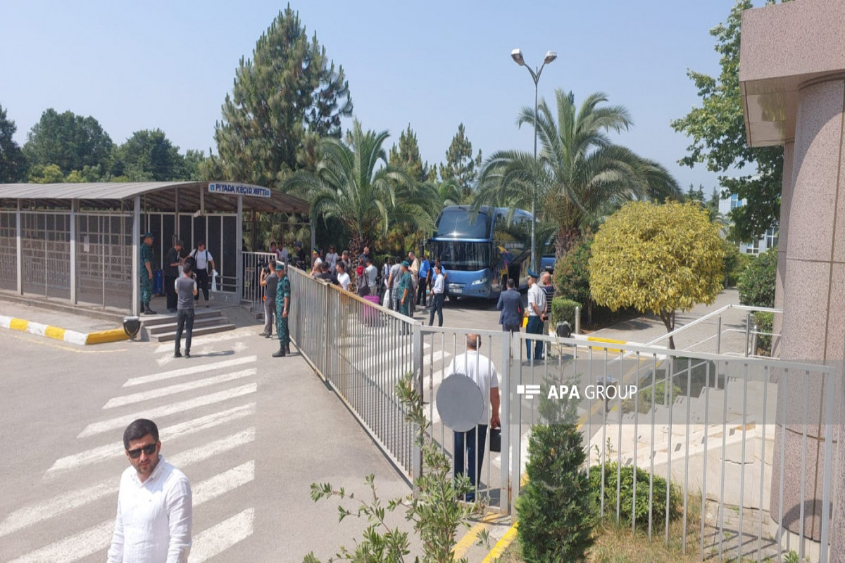 Эвакуированные из Ирана российские деятели искусства прошли через таможенный КПП в Астаре -ФОТО-ОБНОВЛЕНО