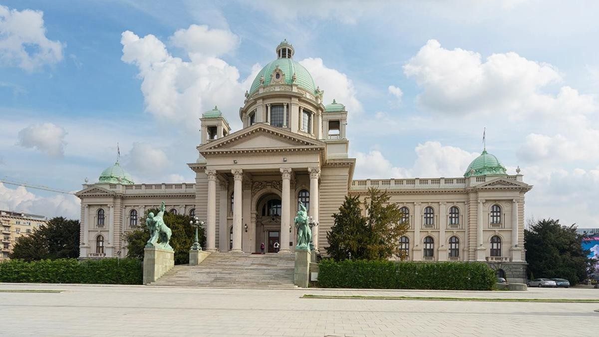 Еврокомиссия подтвердила заморозку еврофинансировария Сербии