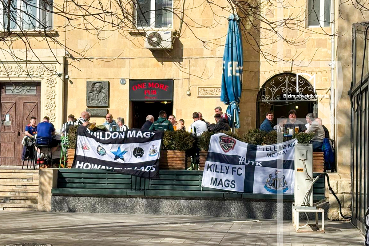 Фанаты "Ньюкасла" наслаждаются прогулкой по Баку перед матчем с "Карабахом"