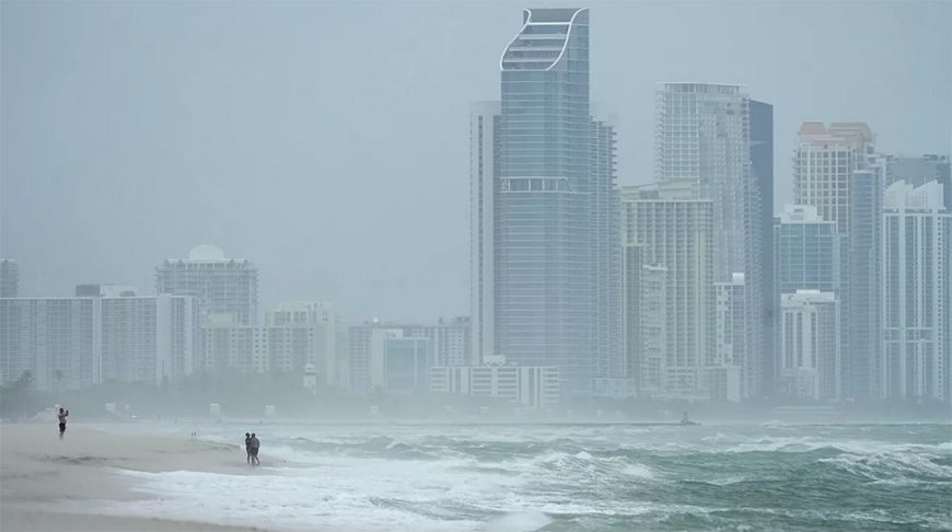 Fitch: застрахованный ущерб в США превысит $100 млрд из-за урагана "Милтон"