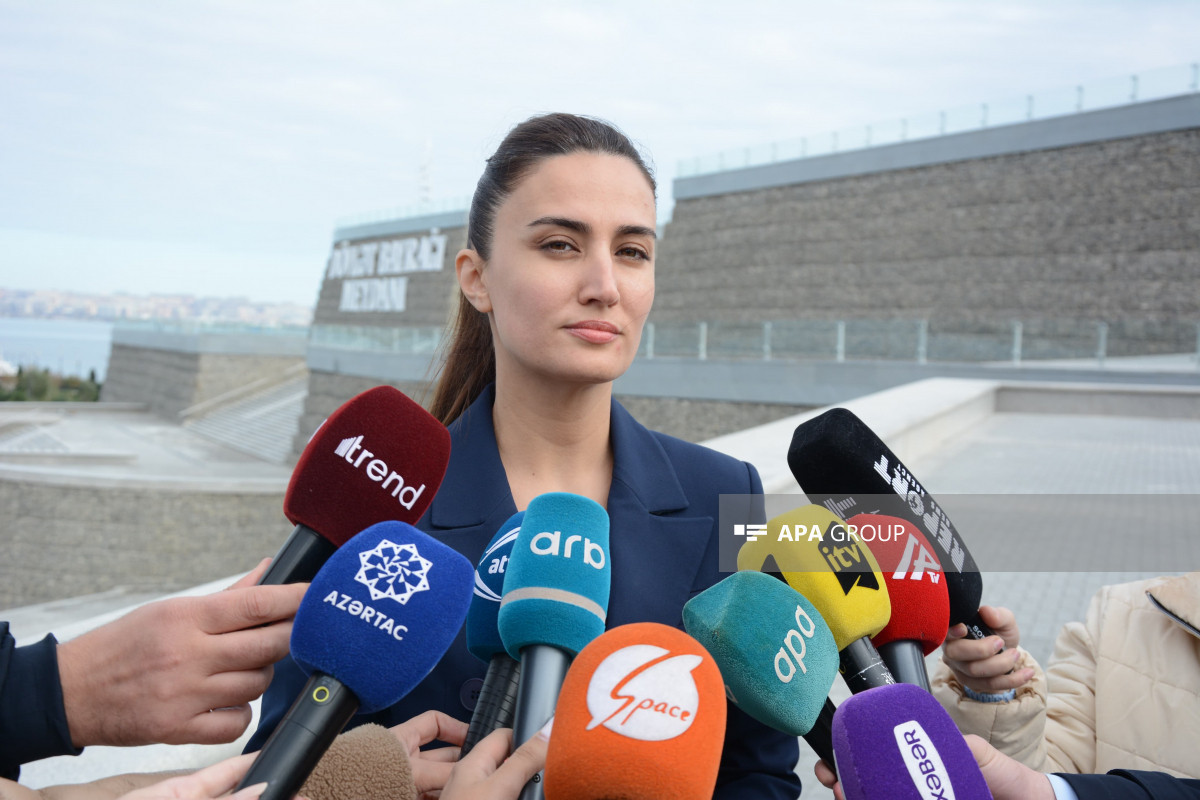 Флаг Азербайджана вновь поднят на Площади Государственного флага