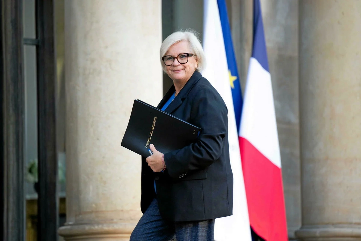 Франция вводит запрет на курение рядом с детьми