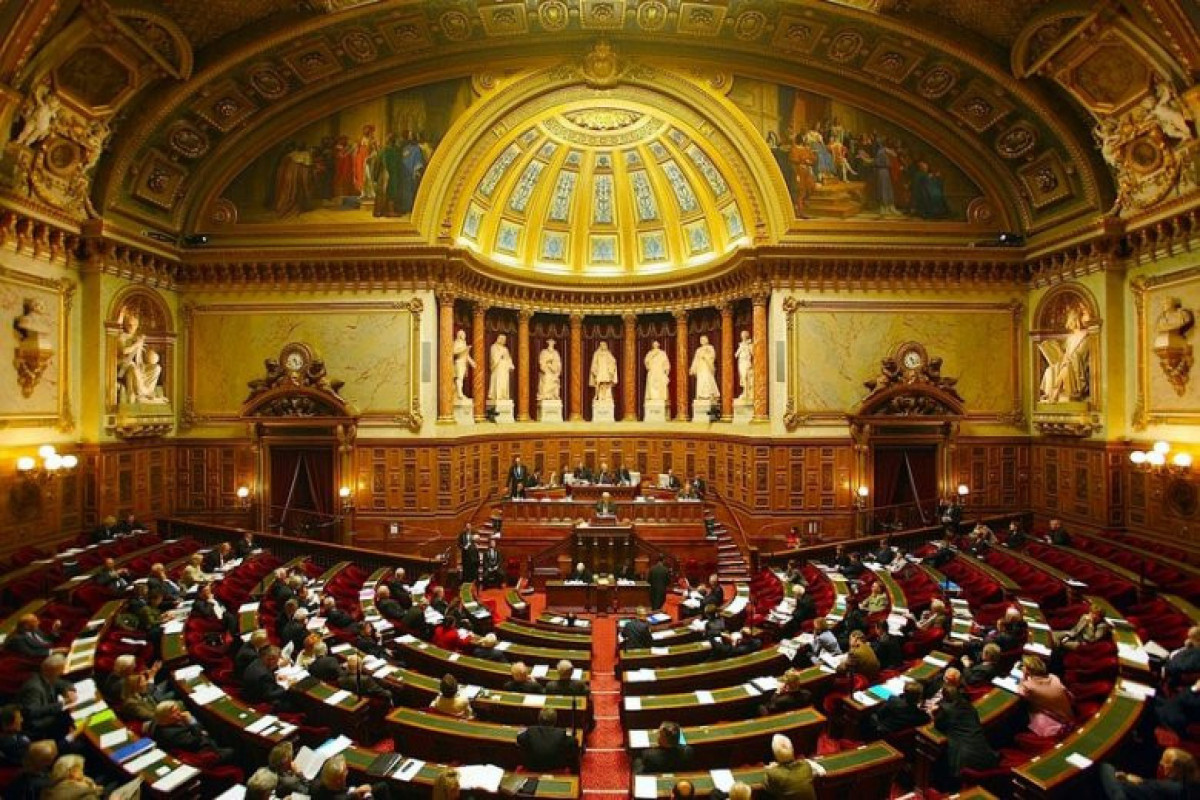 Французский парламент выразил вотум недоверия правительству