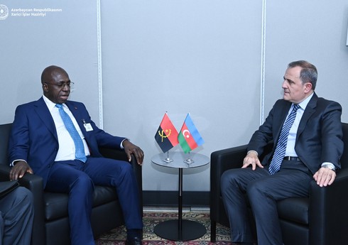Глава МИД Азербайджана обсудил с коллегой из Анголы взаимодействие в рамках ДН