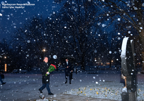 Глава МИД Азербайджана посетил памятник, символизирующий нападение НАТО на Югославию