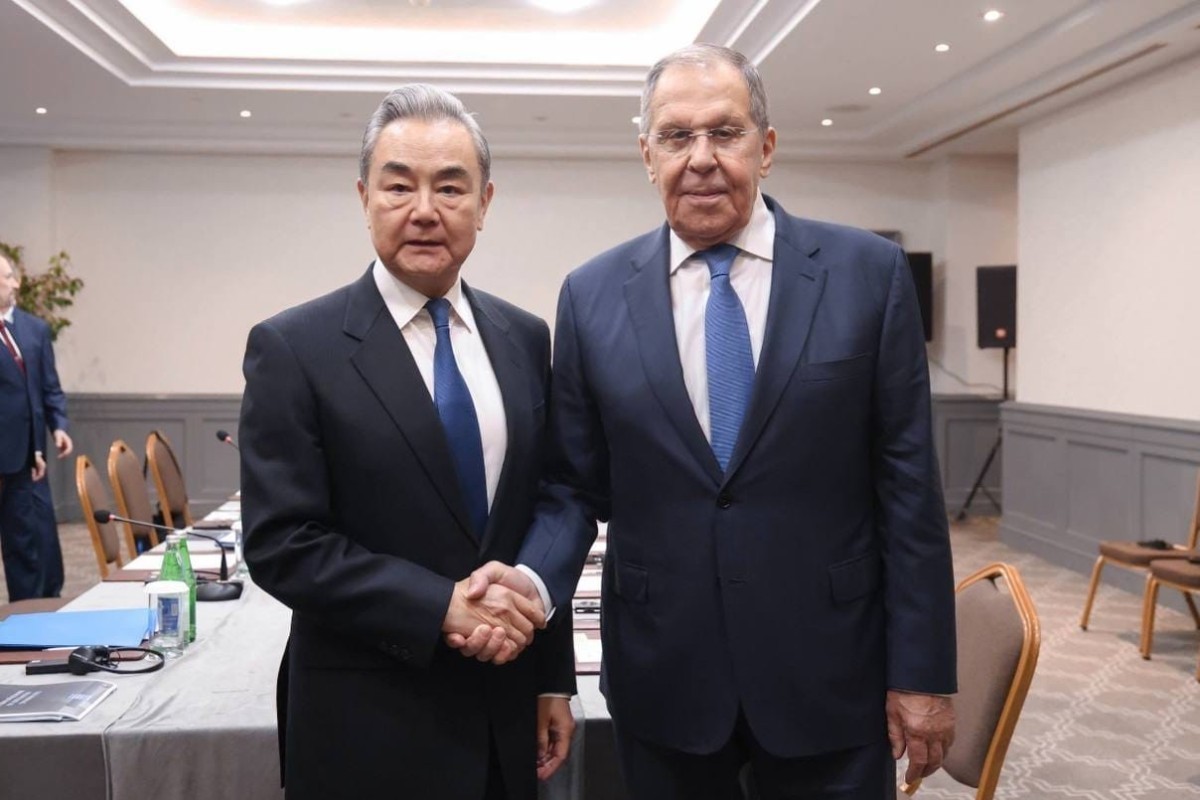 Главы МИД Китая и России встретились в Баку