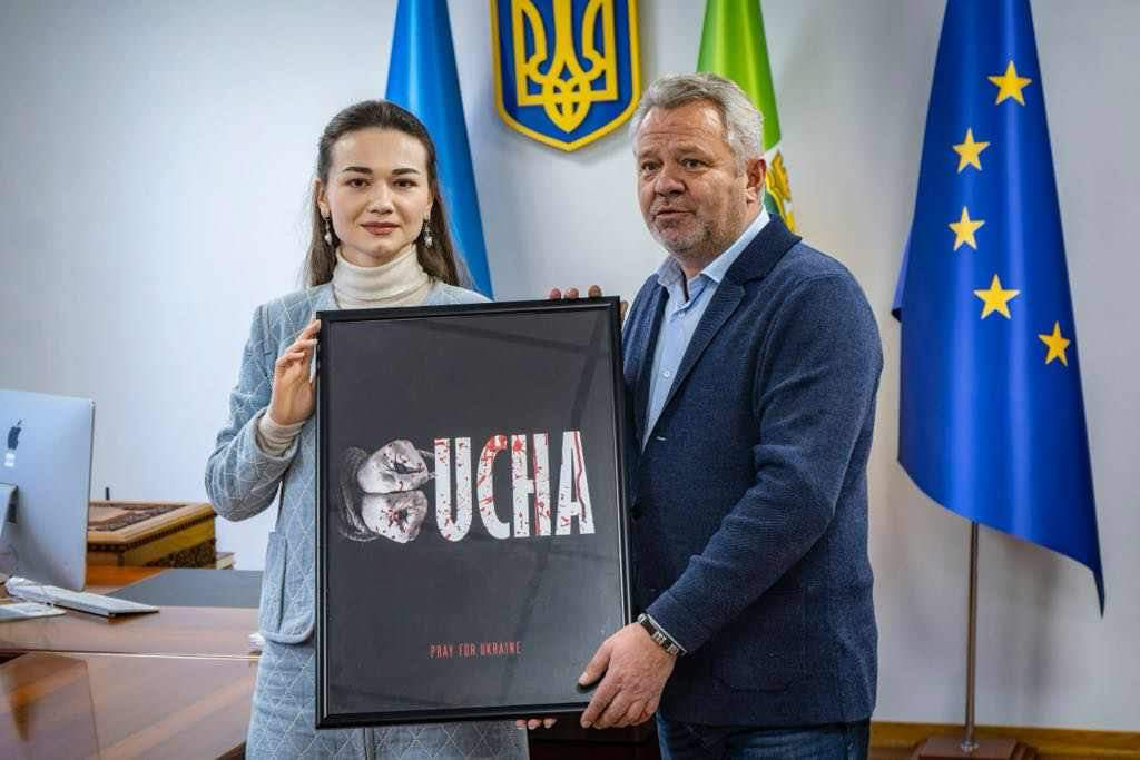 Городу Буча передан постер азербайджанского художника Мир Азера Абдуллаева-ФОТО