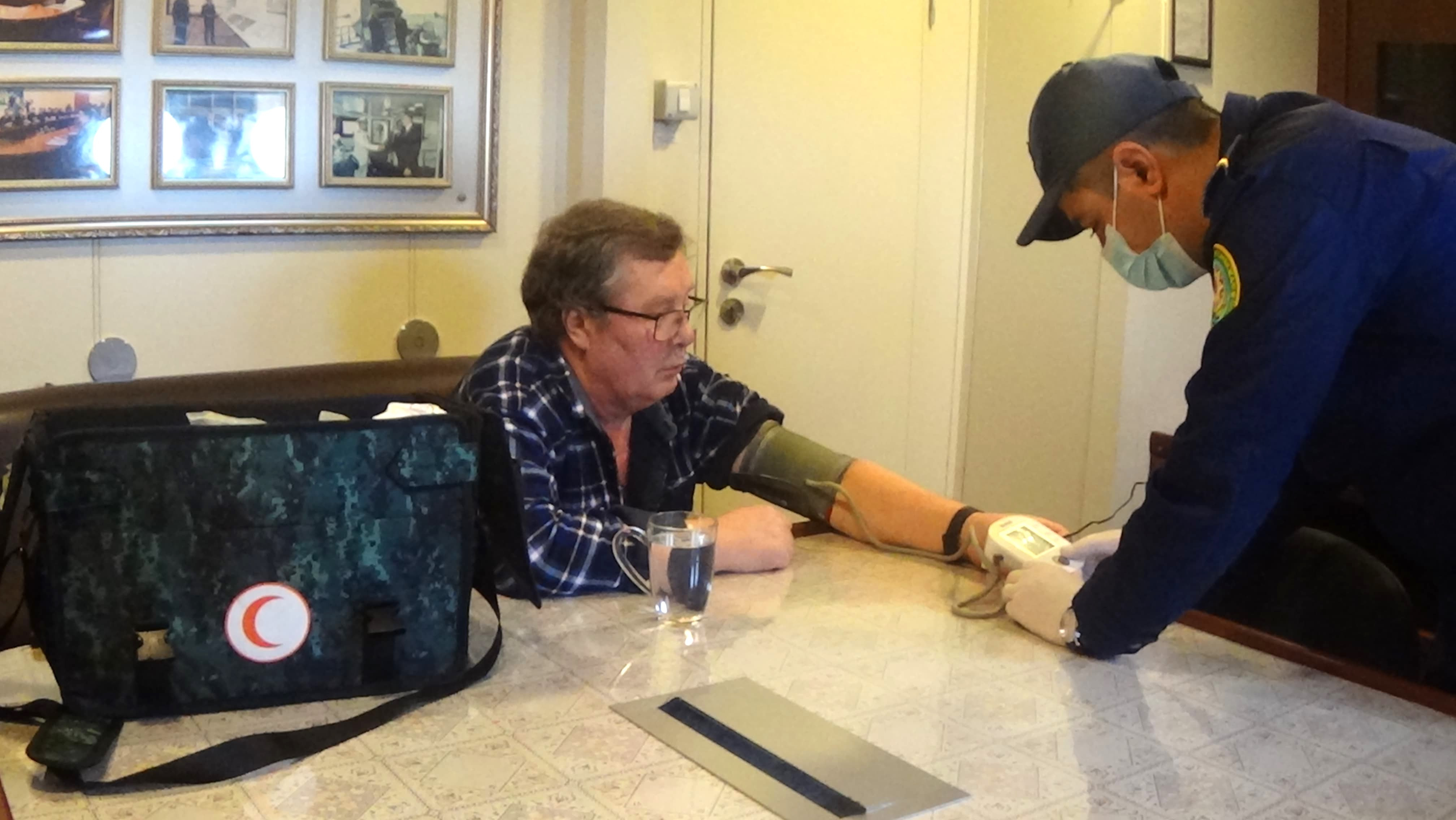 ГПС: У капитана российского судна на Каспии возникли проблемы со здоровьем, его доставили в больницу-ФОТО