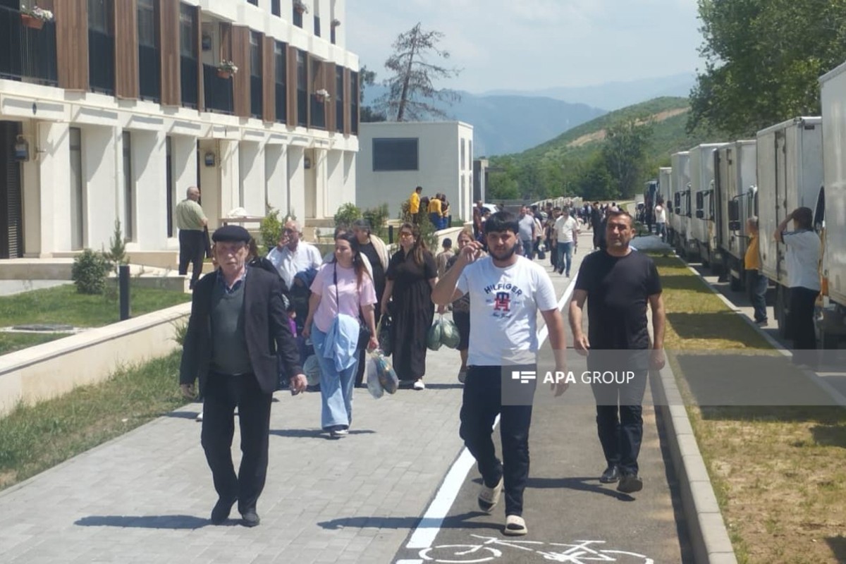 Группа переселенцев прибыла в город Зангилан, им были вручены ключи от квартир -ФОТО-ОБНОВЛЕНО