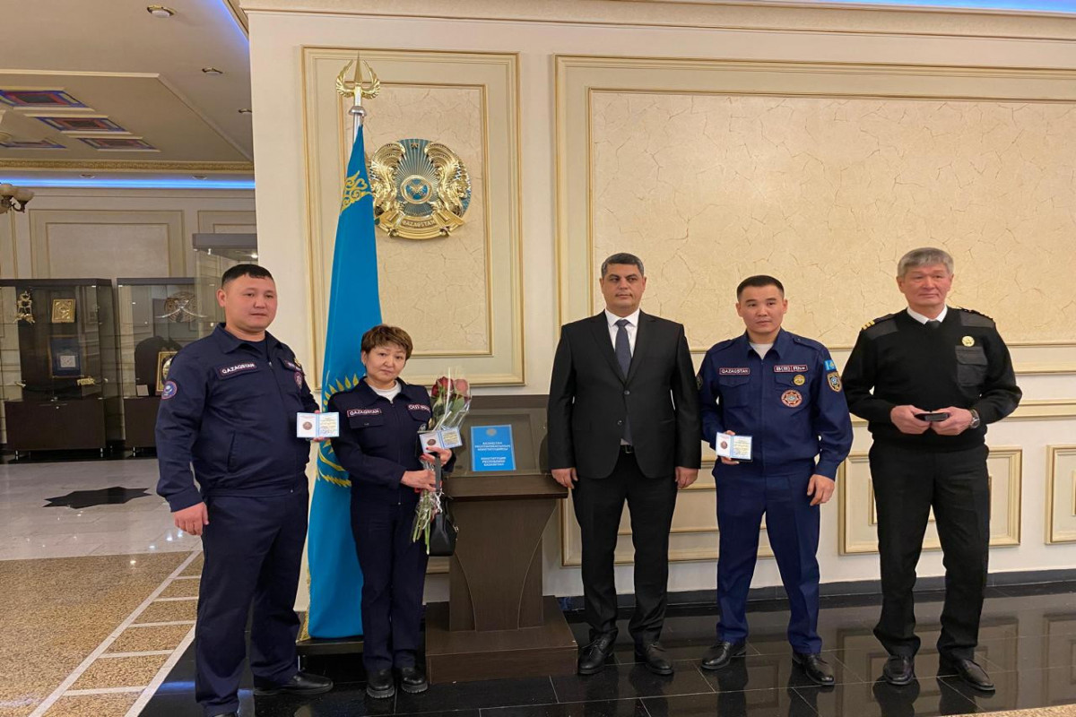 Группе сотрудников МЧС Казахстана вручены награды Азербайджана-ФОТО